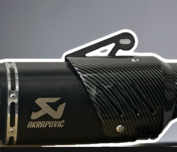 PÔ AKRAPOVIC R1 MÀU ĐEN